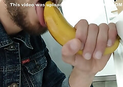 Te Gustaria Que Esta Banana Fuera Tu Verga, Y Que Sacase Tu Leche Explotando En Mi Boca