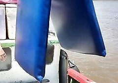 Deixei o corno do meu marido ver outros machos nos fuder no barco