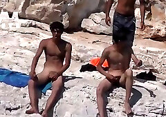 Pajas en la playa nudista