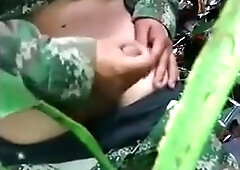 Militar novinho tocando uma no mato 5