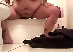 CHUBBY FTM RIDES LARGE SEXTOY ON TUB