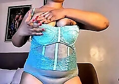 Fingering my milf pussy till i creampie