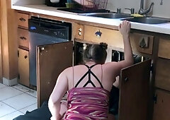 Teen fucks lucky plumber in the kitchen - Erin Electra