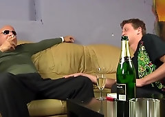 Muscular stud enjoys a sloppy blowjob