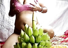 In the absence of husband, instead of penis, I managed with banana, full xxx porn HD MMS