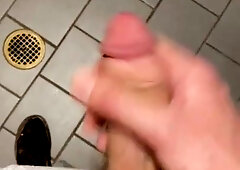 Ample Dicked Youngster Finishes Off in Work Douche