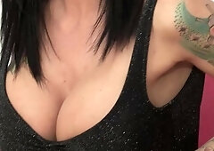 Sexy brunette babe goes crazy licking a cunt