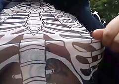 Mira como me rebotan las tetas en la calle