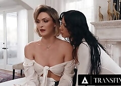 Hypnotized artist Tori Easton makes blonde trans babe Queenie Sateen squirt all over her painting