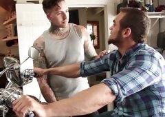 Jeze Doesn't Miss A Beat @ Bisexual Pick-ups