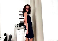 Hung fella bangs svelte GF and drives her to squirt climax