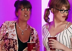 Flashes Her Shenis To Leading To Steamy Bedroom Action - Trevor Brooks And Izzy Wilde