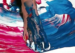 Pies Sensuales Jugando con Pintura - Arte & Erotismo en Cada Huella