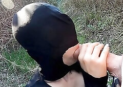 Il primo pompino con ingoio che faccio ad uno sconosciuto incontrato mentre passeggio nel bosco