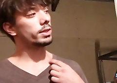 Tattooed hunk moaning and jerking off