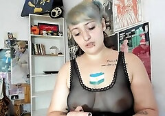 big beautiful woman latin babe colorea su cuerpo en lencería