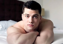 Aspiring bodybuilder Collin Simpson cums quick