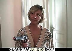 Young thiefs bang very hot mature mommy