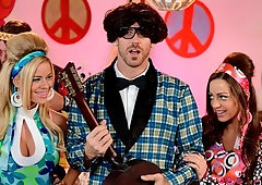 Abigail Mac and Jessa Rhodes are sharing a pretty long penis