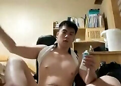 Asain straight plays his asshole with toys