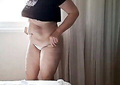 Madrasta ve enteado e fica com tesão acaba se masturbado com a porta aberta do quarto.