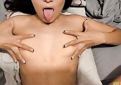 Le hago una mamada garganta profunda a mi rommate de bienvenida, Termina llenándome el coño de leche