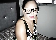 ayudo a mi hermanastra en su despertar y me le corro en su twat 1 parte