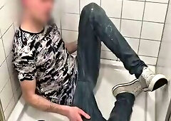 Sneaker Twink Playing under Shower