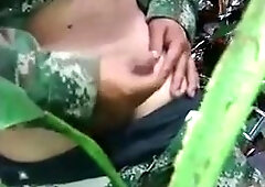 Militar novinho tocando uma no mato 4