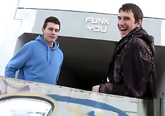 Muscle hunk gets pounded