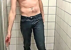 Sneaker Twink Playing under Shower