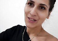 Really, the plumber should merely take a quick look at the drain. But when Mina Javed receives him in the bath, the harmless appointment turns into a 