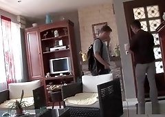 Deux vicelards double pénétrent une salope