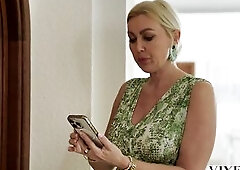 VIXEN Pretty playgirl enjoys fleshly bang