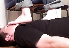 Teenager Mistresse Larissa tramples barefootedly bodies without boredom in the kitchen with Jean on bobbies.