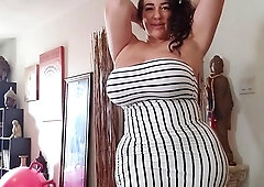 Big ass babe exposes her big boobs