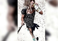 linda trans en publico con minivestido y tacones con el culo muy caliente disfrutando el placer