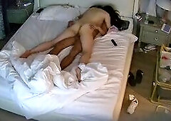 公寓酒店 捲毛眼鏡又帶女友來開房了 現在才發現他女朋友的腿好白好長啊 應該扛起來操才爽 可他不會1