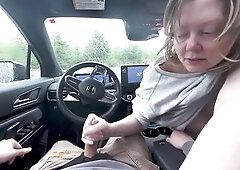 Risky drive ends in blazing tugjob cum