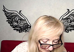 Blonde amateur MILF flashing boobs