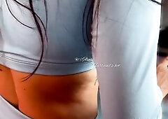 La chica novata del gym MAMANDO Y CABALGANDO ES EXPERTA