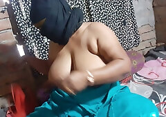 Masked dark-skinned beauty teases with intimate anal focus