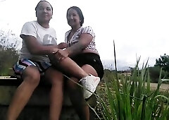 acariciando nuestros coños en el parque