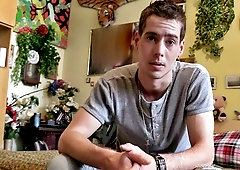 Dude fucks himself a double-sided dildo to entertain him