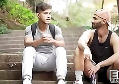 Chicos lindos Se Conocen en el Cruising