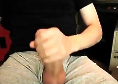 Amateur Twink Masturbates on Webcam