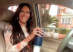 Laura jerking un public til she cums