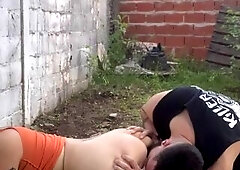 Cogiendo a la vecina en el jardin