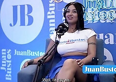 ¡La latin babe aceitada con HERMOSAS TETAS Kataleya Ross se sube a la máquina vibradora hasta correrse!