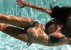 Diving in the pool and playing with a big dildo in HD